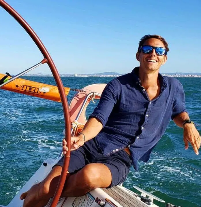 Marco Nigris en un velero